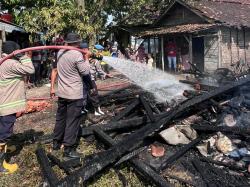 Diduga Korsleting Listrik, Rumah di Sumurgenuk Lamongan Hangus Dilalap Api