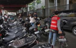 Jukir Surabaya di Bawah Tekanan, Intimidasi Terungkap Saat Bekerja