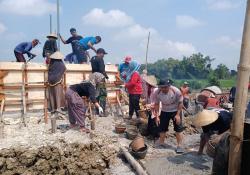 Semangat Kartini, Luar Biasa Ibu-Ibu di Kedungrejo Terjun Langsung Bantu Pembangunan Jembatan Garuda