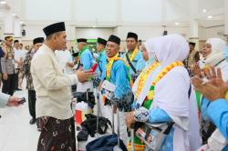 Dilepas Gus Yasin, Kloter Pertama Jemaah Haji Jateng 2026 Berangkat dari Embarkasi Solo