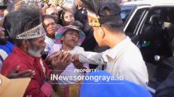 Kunjungi Kota Sorong, Wapres Gibran Dihadang Kepala Suku dan Warga di Pintu Keluar Bandara DEO
