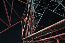 Sidoarjo Heboh! Pemuda Naik Tower Setinggi 20 Meter di Desa Kwangsan, Evakuasi 3 Jam