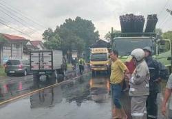 Terserempet Misterius, Pemotor Tewas Terlindas Truk di Jalur Tengkorak Balongbendo Sidoarjo