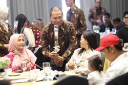 Momen Hangat Provider Layani Pelanggan di Hari Kartini, Ngobrol Santai Diiringi Live Music