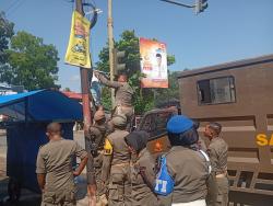 Satpol PP Payakumbuh Tertibkan Spanduk Liar dan Aktivitas di Persimpangan