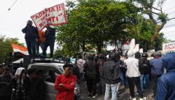 Demo Memanas, Massa Terobos Gerbang DPRD Gowa