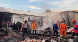 Kebakaran Hanguskan 41 Kios di Pasar Baru Tuban, Kerugian Ditaksir Mencapai Rp200 Juta