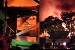 Kebakaran Hebat Melalap Pasar Baru Tuban, Pedagang Panik Selamatkan Barang