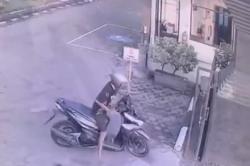 Kok Bisa Motor Satpam Parkir di Pos Jaga Kantor BBPPTP Jombang Hilang! Pelaku Terekam Lengkap CCTV