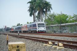 Stop, Tengok Kanan-Kiri! Tips Aman Melintasi Jalur Kereta dari KAI Bandara