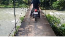 Jembatan Gantung Barunai–Mekarsari di Lebak Nyaris Putus, Warga Terancam Jatuh ke Sungai ‎