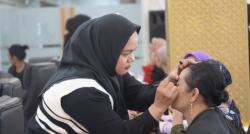 Kartini di Balik Dermaga: Cerita Perempuan TPS Surabaya Menjaga Profesionalisme dan Percaya Diri