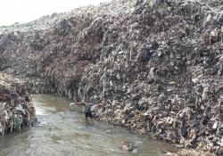 Kacau! Ribuan Ton Sampah TPA Cipayung Depok Penuhi Kali Pesanggrahan Mengalir ke Jakarta dan Tangsel