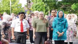 Belajar Seru Ala Eropa Hadir di Pelosok Bantaeng, Guru Swiss Curi Perhatian Siswa SD Pullaweng