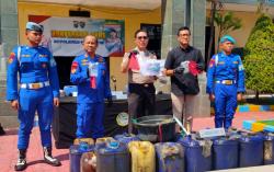Ditpolairud Polda Jatim Gagalkan Penyelundupan 930 Liter Solar Subsidi di Tanjung Perak