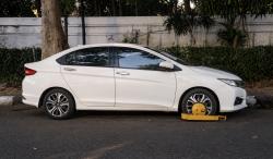 Parkir Liar di Jalan Pattimura Kota Malang Ditindak, Kendaraan Digembok Diberi Stiker