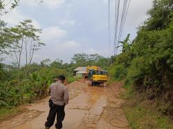 Jalan ke Gunung Padang Lumpuh Total, Longsor Tutup Akses Wisata Ancam Permukiman Warga