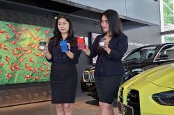 Menikmati Karya Pelukis Ternama di Tengah Deretan Mobil Mewah