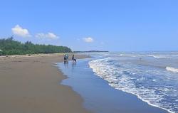 Pantai Paris Indramayu Tawarkan Keindahan Asri dan Spot Foto Ikonik