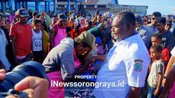 Momen Elisa Kambu Curi Perhatian Saat Kunjungan Gibran di Sorong, Tampil Gaya Sederhana