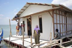 Kisah Mak Jah, Pejuang Lawan Abrasi di Sayung Demak Dihadiahi Rumah Apung dari Pemprov Jateng