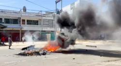 Breaking News! Massa Blokade Jalan di Sorong, Desak Polisi Tangkap Pelaku Pembunuhan