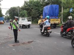 Kecelakaan Maut di Margomulyo, Pemotor Tewas Usai Senggolan dengan Truk
