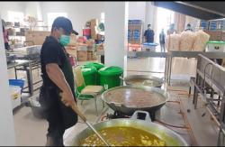 Dapur Asrama Haji Indramayu Siapkan Ratusan Porsi Makanan dan Snack bagi Jemaah Calon Haji
