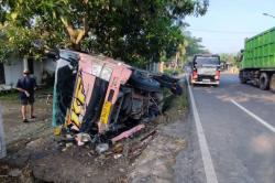 Kronologi Lengkap Truk Tangki Tabrak Gorong-gorong dan Terguling di Ngraho