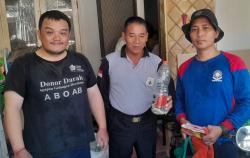 Ular Sembunyi di Gudang Rumah Warga Gedangan Sidoarjo, Damkar Turun Tangan Evakuasi