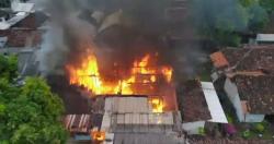Permukiman Padat Terbakar, Tiga Rumah Warga Ludes Dilalap Api