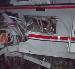 BREAKING NEWS: KRL Commuter Line Tabrakan dengan KA Jarak Jauh di Bekasi Timur, Penumpang Terluka