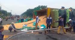 Kecelakan Truk Gandeng Terguling di Jombang, Muatan Pakan Ternak Tumpah Ganggu Lalu Lintas