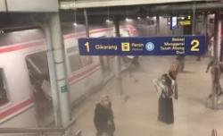 Breaking News: KRL Kecelakaan di Bekasi, Asap Mengepul dan Penumpang Berhamburan