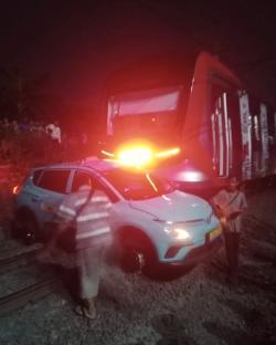 Tabrakan Kereta di Bekasi Timur Libatkan Taksi Hijau Green SM
