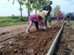 Simbol Gotong Royong, Lansia di Sragen Ikut Angkut Material Jalan TMMD