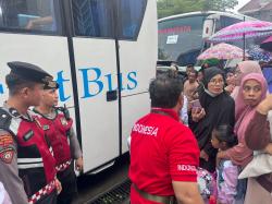 Pengantar Membeludak! Polres Gowa Pastikan 343 Jemaah Haji Kloter 9 Berangkat Aman