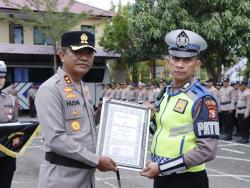 Ciduk Pengguna Sabu Saat Patroli, Dua Polantas Pangkep Terima Penghargaan