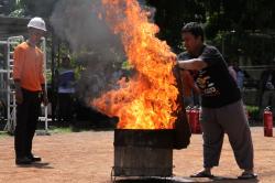 Cegah Kebakaran di Musim Kemarau, Warga Sidoarjo Latihan Padamkan Api