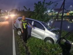 Diserempet Trailer Misterius, Sigra Oleng dan Tabrak Tiang Listrik di Balongbendo Sidoarjo