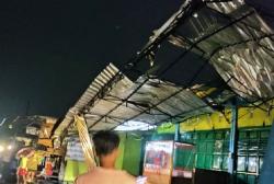 Diterjang Angin Kencang, Kanopi Rumah dan Ruko di Grobogan Rusak dan Ambruk