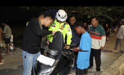 Polisi Kejar Pembalap Liar di Exit Tol Setono Pekalongan, Puluhan Motor Diamankan
