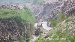 Bukannya Bentengi Sampah, Potongan Turap TPA Cipayung Depok Malah Bendung Aliran Kali Pesanggrahan