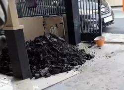 Viral! Warga Temukan Diduga Batu Bara saat Gali Septic Tank di Teras Rumah
