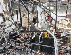 BREAKING NEWS Kebakaran Hebat di Gunungjati! Bengkel dan Toko Aki Ludes Terbakar hanya Sekejap