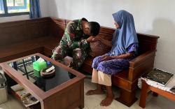 Momen Haru Anggota Satgas TMMD Bertemu Ibu Angkat