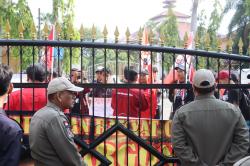 Di Tengah Kota Industri, Pengangguran Masih Tinggi, Mahasiswa Demo di HUT ke-27 Cilegon