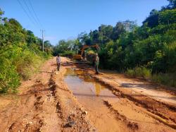 Lumpur Puluhan Tahun Dibersihkan, Satgas TMMD 128 Percepat Perbaikan Jalan Seko Besar