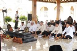 Ziarah Makam, Wali Kota Cilegon Ajak Teladani Perjuangan Tb Aat Syafaat