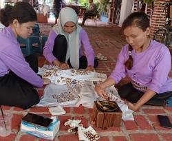 Peringati Hari Kartini, KTI dan SMF Latih Puluhan Perempuan Disabilitas Karawang Membatik